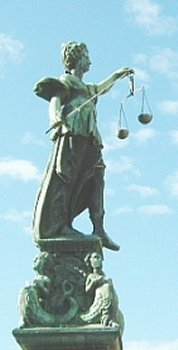 Justitiafigur auf dem Gerechtigkeitsbrunnen am Frankfurter R&ouml;merberg. Bild erstellt von nfu-peng